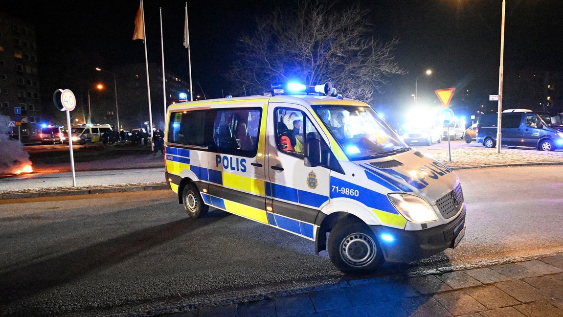 Flera polispatruller är på plats i Tuve, Göteborg. Foto: Johan Nilsson/TT (akrivbild)