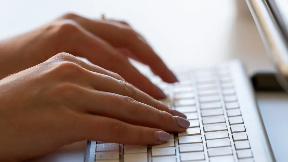 Genrebild. Polisen varnar för falska jobbannonser, så kallade ”job scams”, på sociala medier som kan få dig misstänkt för penningtvätt. Foto: Jenny Kane/AP/TT