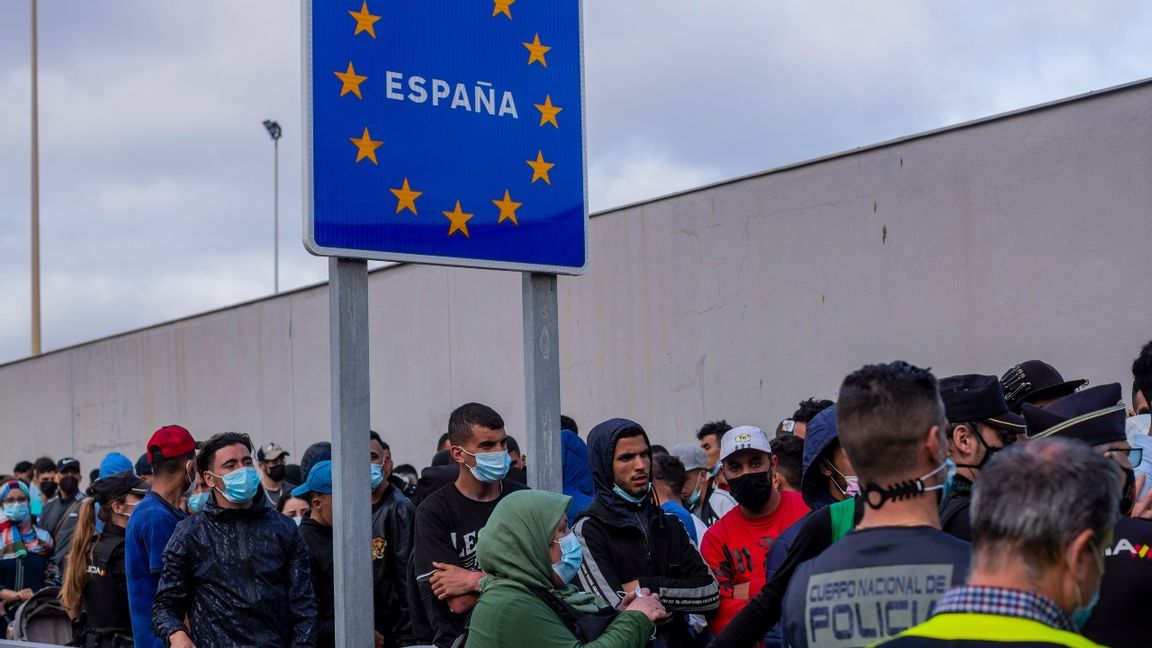 Migranter som korsar den spanska gränsen. Foto: Bernat Armangue/ TT
