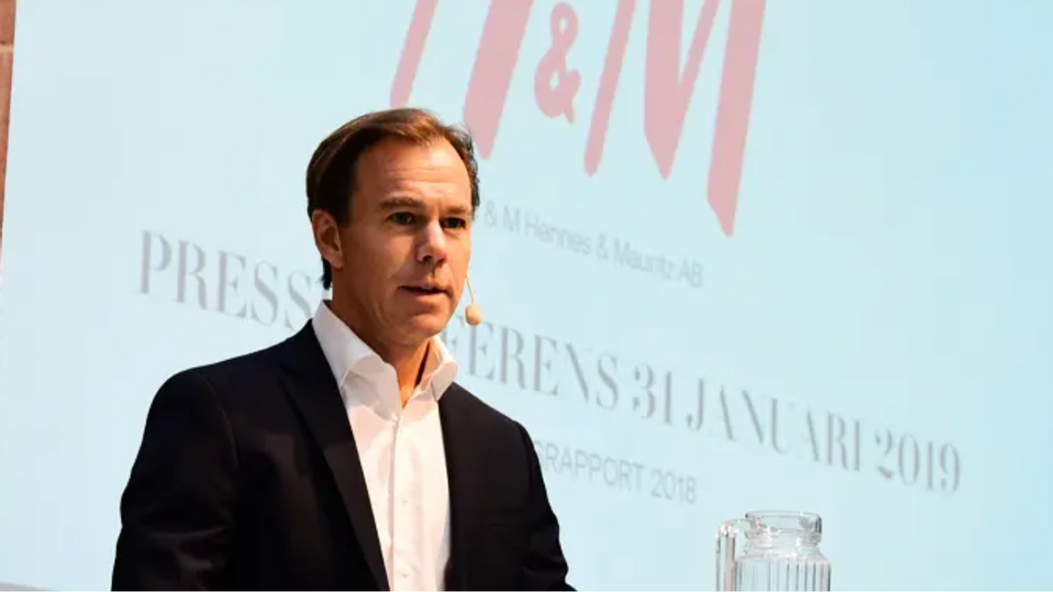 Karl-Johan Persson, H&M styrelseordförande och son till huvudägaren Stefan Persson, storsatsar i familjeföretaget mitt under måndagens börsras. Foto: Jonas Ekströmer/TT