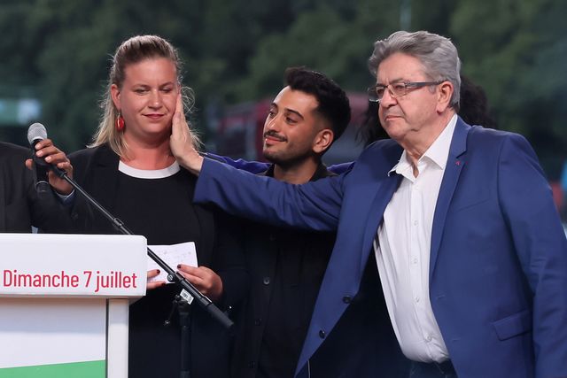 Mathilde Panot, gruppledare för vänsterblocket i nationalförsamlingen i Paris, insisterar på att nästa premiärminister ska vara en vänsterkandidat. Till höger i bild vänsterledaren och LFI-grundaren Jean-Luc Mélenchon. Arkivbild. Foto: Thomas Padilla/AP/TT