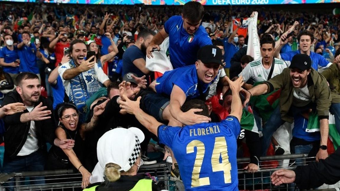 Italiens Alessandro Florenzi firar med supportrar efter segern i EM-finalen på Wembley. Foto: Paul Ellis/AP/TT