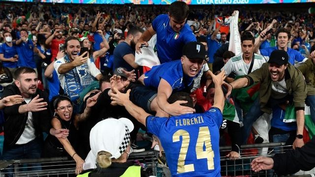 Italiens Alessandro Florenzi firar med supportrar efter segern i EM-finalen på Wembley. Foto: Paul Ellis/AP/TT