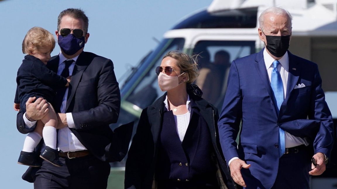 Hunter Biden med sonen Beau och sin fru Melissa Cohen, samt fadern Joe Biden. Arkivbild. Foto: Patrick Semansky/AP/TT.