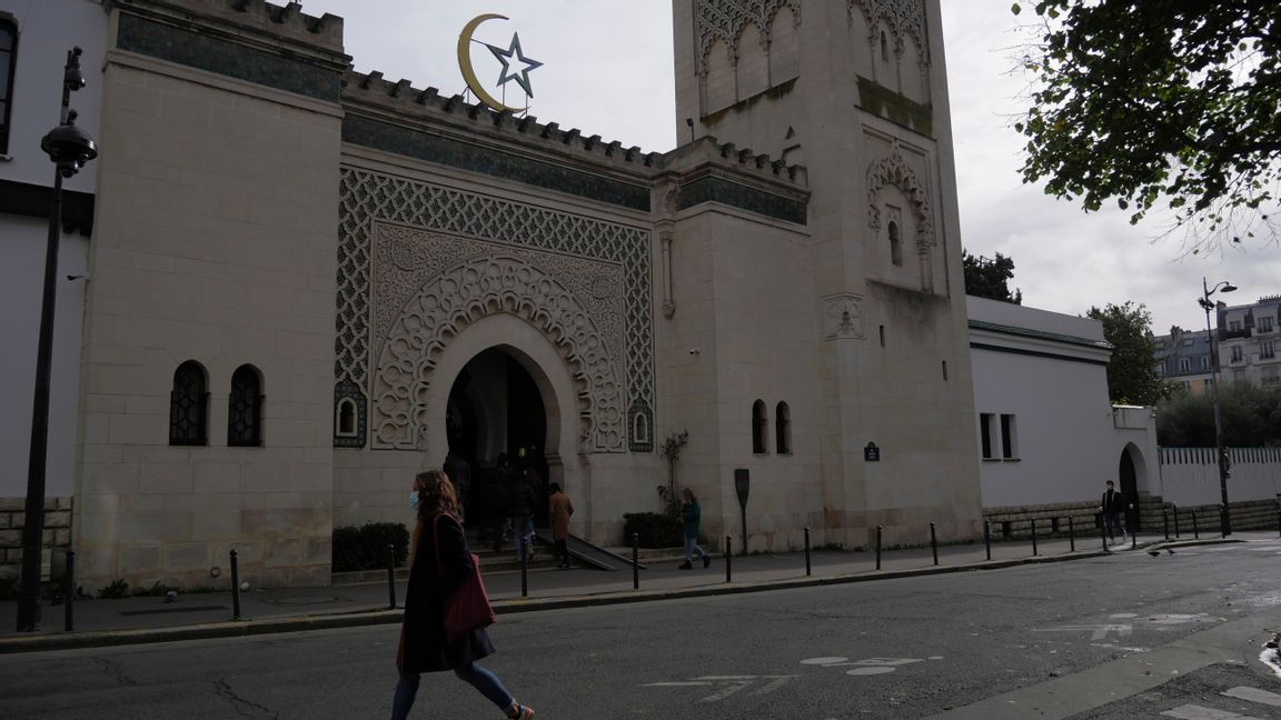 Frankrikes muslimer är på väg att få en gemensam stadga med grundläggande värderingar. Arkivbild på en moské i Paris. Foto: Thibault Camus/AP/TT