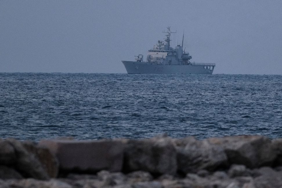 Det italienska fartyget närmar sig hamnen i Shëngjini i nordvästra Albanien på onsdagsmorgonen. Vlasov Sulaj/AP/TT