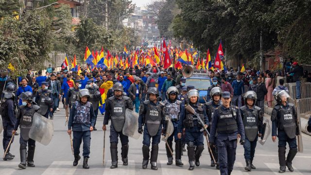 I Nepal sker stora demonstrationer för att återinföra monarkin i landet. Foto: Niranjan Shrestha/AP