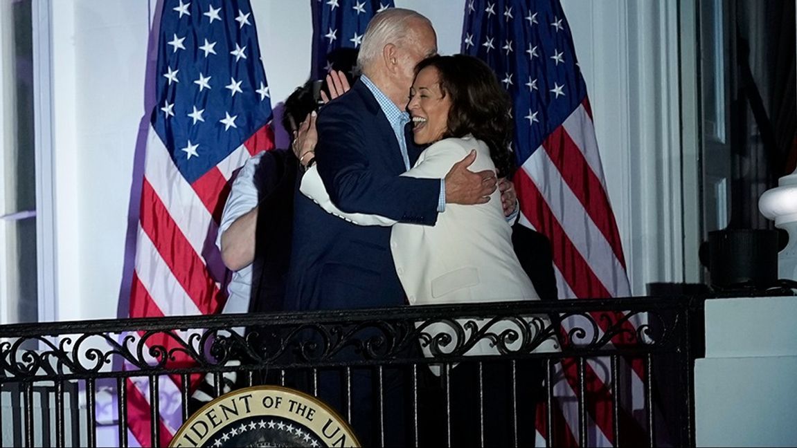 Joe Biden ger Kamala Harris sitt stöd som Demokraternas presidentkandidat. Foto: Susan Walsh/AP/TT