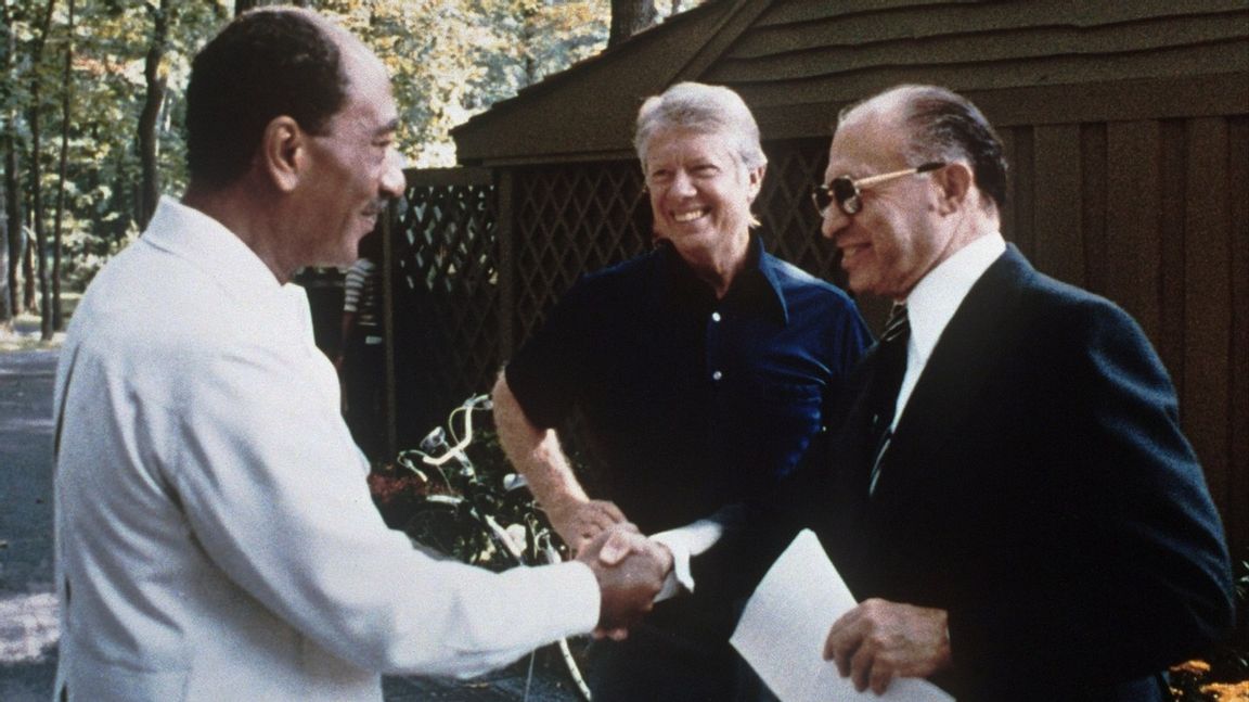Egyptens president Anwar Sadat, USA:s president Jimmy Carter och Israels premiärminister Menachem Begin. Sadat var en av få arabiska ledare som aktivt sökte fred. Som tack mördades han. Foto: Unknown author - US govt. Archives, Public Domain, via Wikimedia foundation