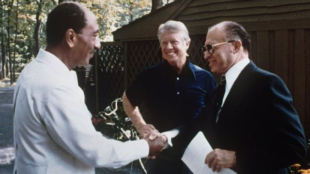 Egyptens president Anwar Sadat, USA:s president Jimmy Carter och Israels premiärminister Menachem Begin. Sadat var en av få arabiska ledare som aktivt sökte fred. Som tack mördades han. Foto: Unknown author - US govt. Archives, Public Domain, via Wikimedia foundation