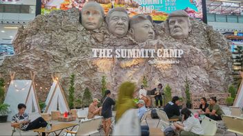 I en världspolitikinspirerad Mount ryshmoreliknande dekoration i en campingutrustningsbutik i Bangkok syns från vänster Rysslands president Vladimir Putin, Kinas president Xi Jinping, Nordkoreas ledare Kim Jong Un och USA:s  president Donald Trump, den 24 september, 2025. Foto: AP Photo/Sakchai Lalit