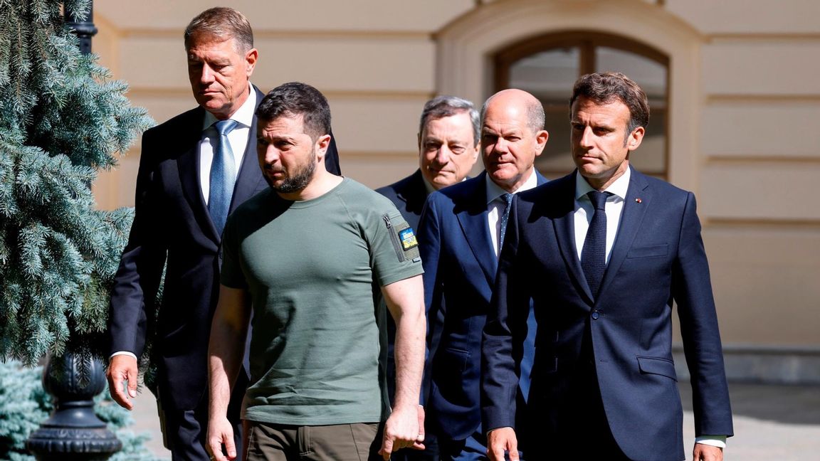 Frankrikes president Emmanuel Macron, Rumäniens presidenten Klaus Iohannis, Italiens premiärminister Mario Draghi, Ukrainas president Volodymyr Zelenskyj och Tyskland förbundskansler Olaf Scholz i Kiev. Foto: Ludovic Marin/AP/TT 