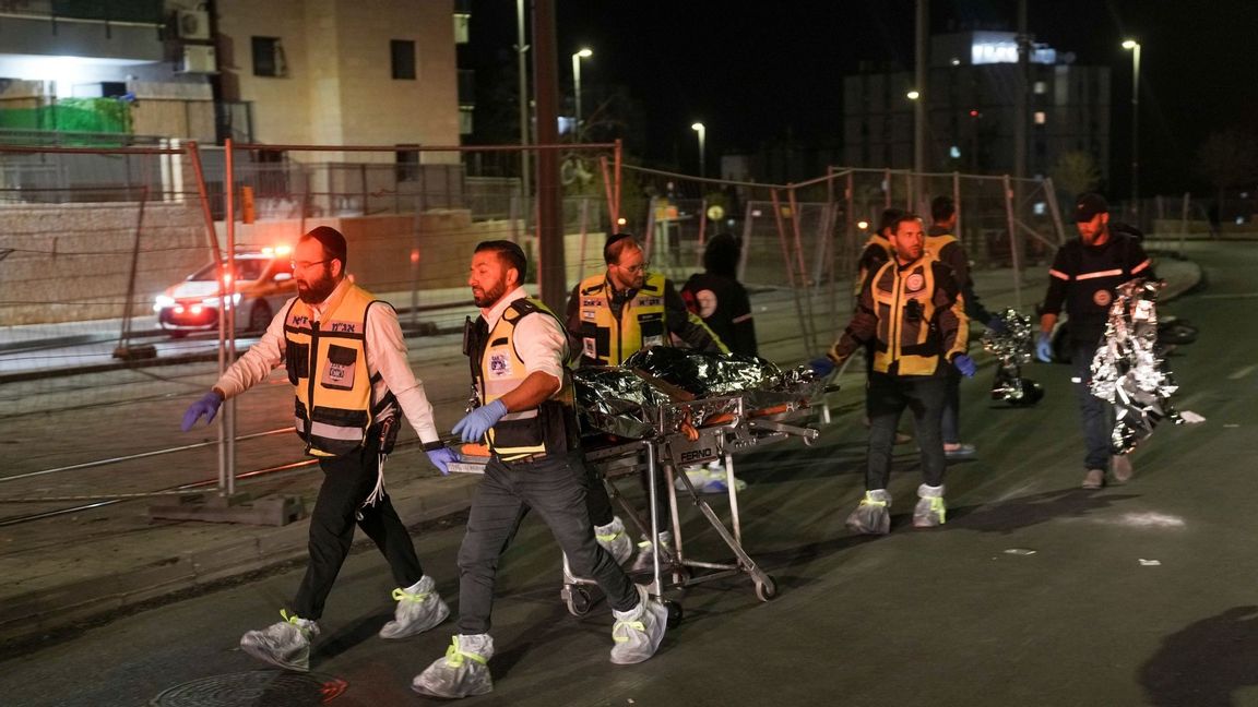 Sjukvårdspersonal på plats utanför synagogan i Jerusalem. Foto: Mahmoud Illean/AP/TT