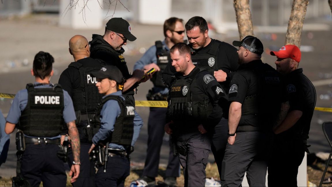 Poliser vid platsen för skjutningen i Kansas City Foto: Charlie Riedel/AP/TT