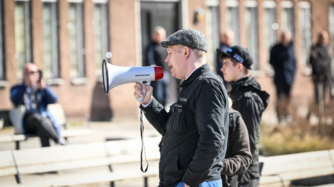 Rasmus Paludan under sitt torgmöte i Rinkeby på långfredagen. Foto: Henrik Montgomery/TT