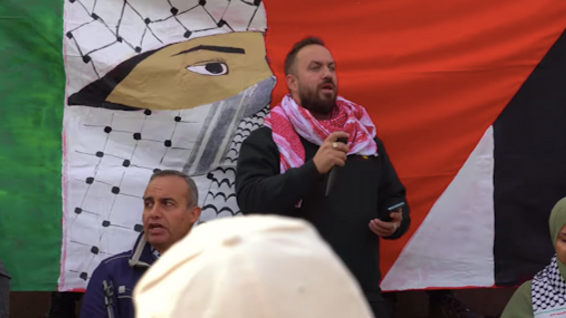 Kristofer Lundberg, ordförande för Vänsterpartiet i Angered, vid en propalestinsk demonstration i Göteborg. Arkivbild. Foto: Sverigebilden Youtube