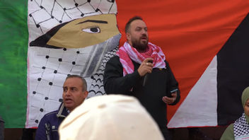 Kristofer Lundberg, ordförande för Vänsterpartiet i Angered, vid en propalestinsk demonstration i Göteborg. Arkivbild. Foto: Sverigebilden Youtube