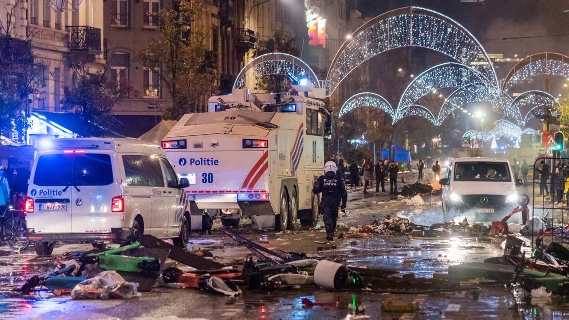 Polis på plats i Bryssel efter kravaller. Foto: Geert Vanden Wijngaert/AP/TT 