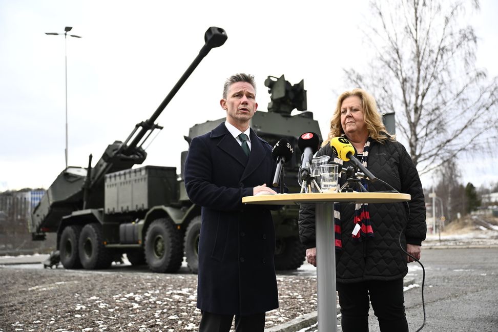 Försvarsminister Pål Jonson (M) och Lena Gillström, vd BAE Systems Bofors, håller en pressträff på Bofors industriområde i Karlskoga. Christine Olsson/TT