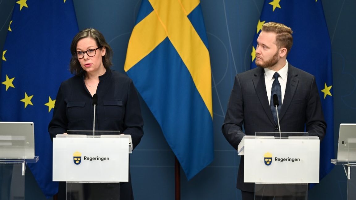 Migrationsminister Maria Malmer Stenergard (M) och Sverigedemokraternas gruppledare i riksdagen, Henrik Vinge (SD), under en pressträff om vad som hänt och planeras framåt i migrationspolitiken. Foro Fredrik Sandberg / TT