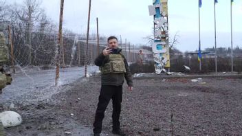 Ukrainas president Volodymyr Zelenskyj filmar här sig själv när han står vid infarten till Kupjansk någon kilometer från närmsta ryska förband. Zelenskyjs besök skedde den 12 december mitt under Ukrainas framgångsrika upprensningsoperation i Kupjanskområdet. Foto: telegram