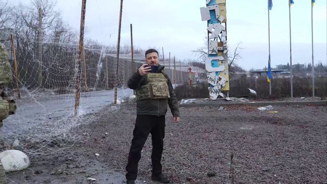 Ukrainas president Volodymyr Zelenskyj filmar här sig själv när han står vid infarten till Kupjansk någon kilometer från närmsta ryska förband. Zelenskyjs besök skedde den 12 december mitt under Ukrainas framgångsrika upprensningsoperation i Kupjanskområdet. Foto: telegram
