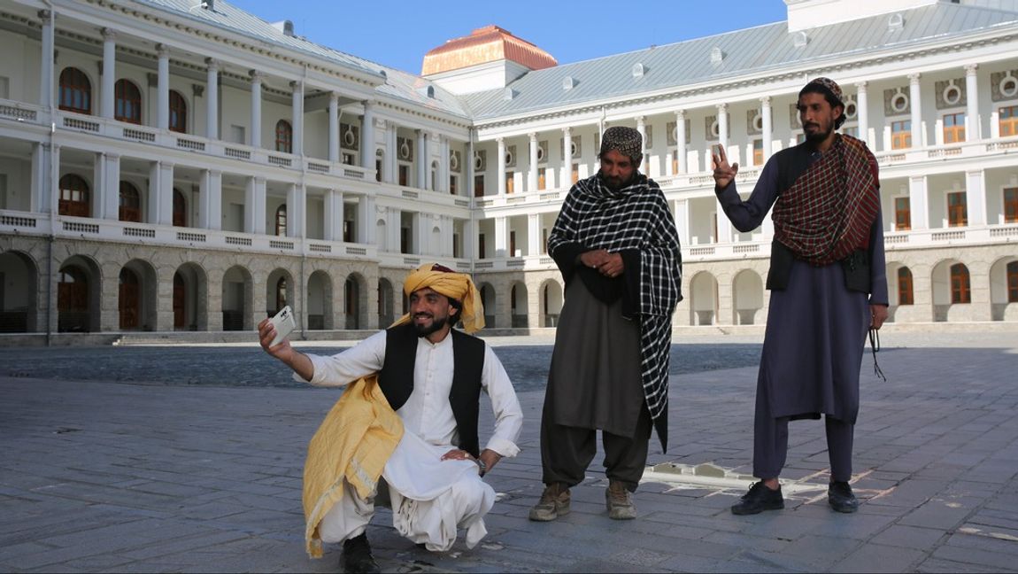 Afghaner tar selfies vid det nyligen renoverade Darullamanpalatset sydväst om Kabul. Palatset uppfördes av västerländska arkitekter på 1920-talet på order av kung Amanullah Khan och drottning Soraya Tarzi. Foto: SIDDIQULLAH ALIZAI/AP/TT