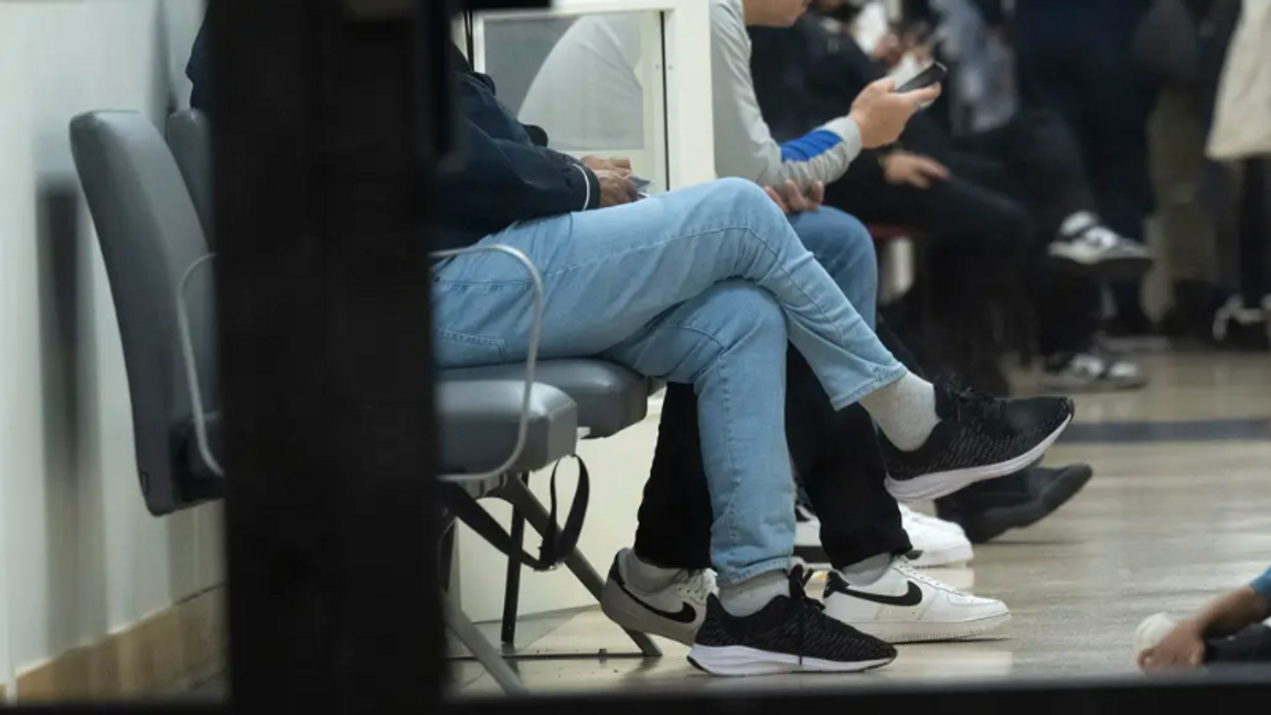 Genrebild. Personer som inte behärskar svenska har idag rätt till gratis tolk vid myndighetskontakter. Foto: Fredrik Sandberg/TT