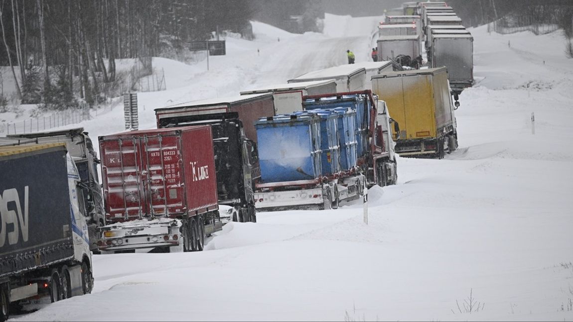 Ett stort antal lastbilar sitter fortfarande fast på E22 vid Linderöd på torsdagen. Uppemot 1 000 bilar satt fast i kö natten till torsdagen på grund av stora mängder snö som fallit på vägbanan och begränsat framkomligheten. Foto: JOHAN NILSSON/TT