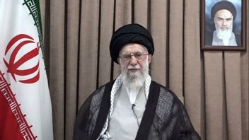 Irans nuvarande ledare, ayatolla Ali Khamenei, och Irans förre ledare, ayatolla Ruhollah Khomeini. Photo credit: Office of the Iranian Supreme Leader / TT