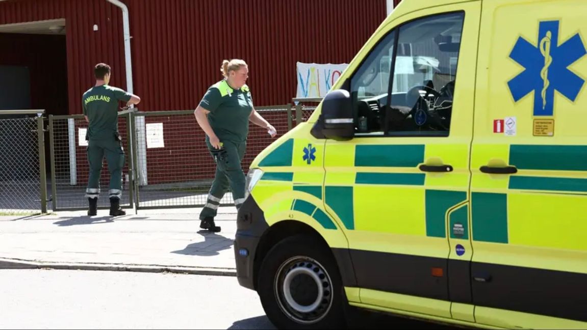 Ambulans framför en förskola Foto: Jeppe Gustafsson /TT