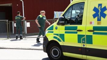 Ambulans framför en förskola Foto: Jeppe Gustafsson /TT