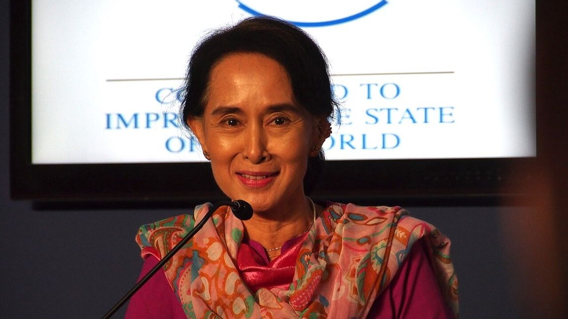 Aung San Suu Kyi talar inför World Economic Forum innan hon avsattes. Foto: C.GEORGE (CC BY-SA 3.0) 