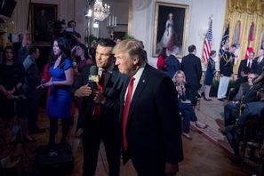 Pete Hegseth, som har utsetts till Trumps försvarsminister. Här tillsammans med Trump vid ett evenemang i Vita huset 2017. Andrew Harnik/AP/TT