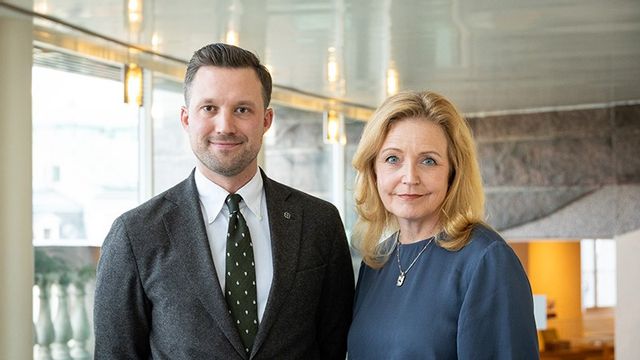 Centerpartiets partisekreterare Hannes Hervieu och partiledare Elisabeth Thand Ringqvist. Foto: Centerpartiet