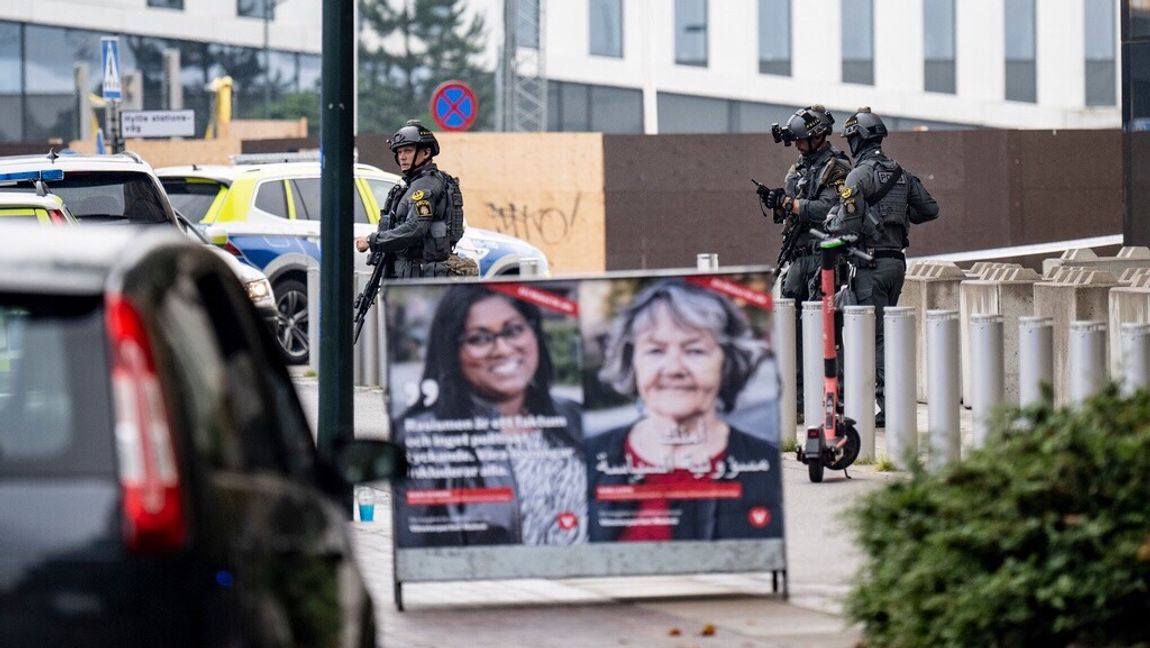 Polisens insatsstyrka på plats utanför Emporia i Malmö. I stället för en trevlig eftermiddag flydde kunderna när skjutningen började. Det visade sig bli Morgan Johansson Zero day. Foto: Johan Nilsson/TT 