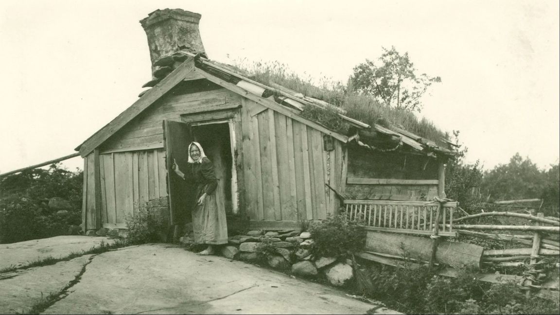 Jämfört med hur våra förfäder levde har vi aldrig haft det så bra. Ändå är vi inte lyckliga. Backstuga  på Linnabacken, Bällstorp, Torsås i Småland 1904 Foto: Kalmar läns museum