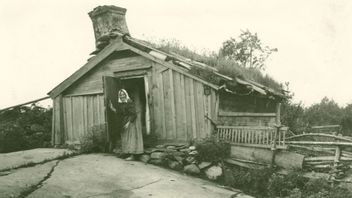 Jämfört med hur våra förfäder levde har vi aldrig haft det så bra. Ändå är vi inte lyckliga. Backstuga  på Linnabacken, Bällstorp, Torsås i Småland 1904 Foto: Kalmar läns museum