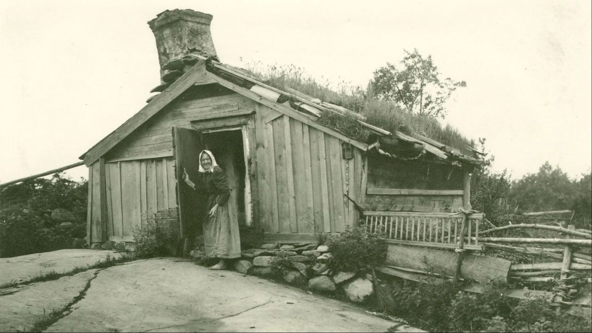 Jämfört med hur våra förfäder levde har vi aldrig haft det så bra. Ändå är vi inte lyckliga. Backstuga på Linnabacken, Bällstorp, Torsås i Småland 1904 Foto: Kalmar läns museum