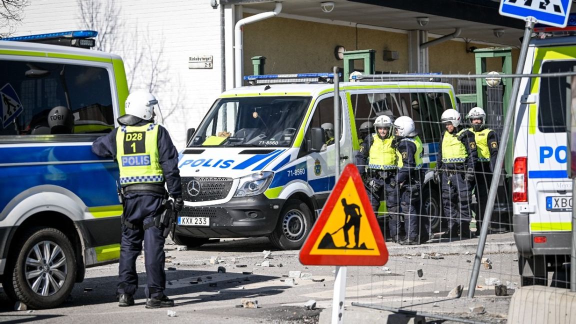 En 30-åring döms för att ha kastat sten mot polis i Rinkeby i samband med påskkravallerna. Foto: Henrik Montgomery/TT 