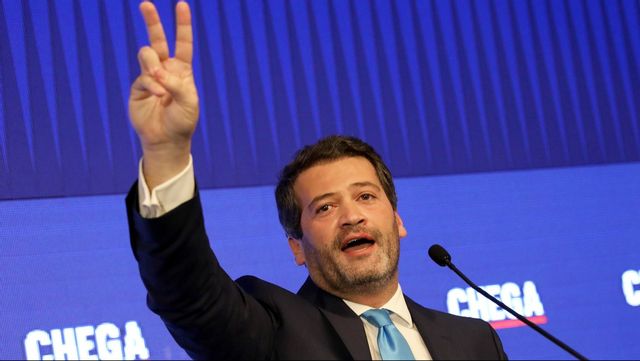 Andre Ventura, partiledare för högerpartiet Chega som går starkt framåt i valet i Portugal, fyrdubblar stödet och kan avgöra vilka som får bilda regering. Foto: JOAO HENRIQUES/AP/TT