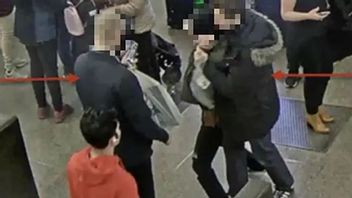 Det misstänkta hotet fångade av kameror i tunnelbanan. Foto: Polisen