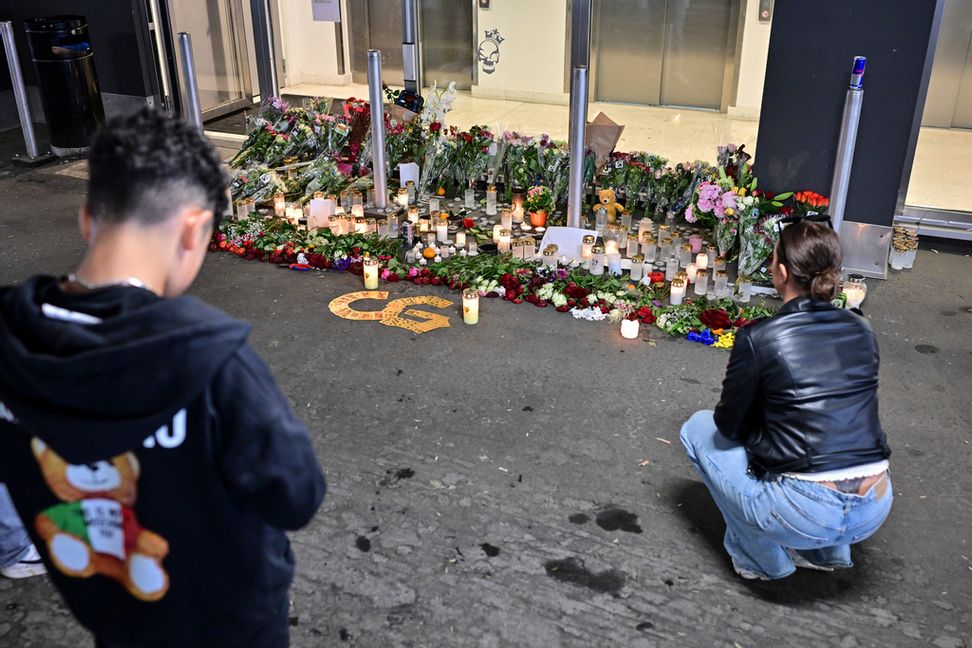 När polisen kom till parkeringshuset på Hisingen i Göteborg spärrades platsen av. Artistens anhöriga hörde skotten och sprang ner till garaget. Där fann de polis, ambulans – och den skottskadade C Gambino. Foto: Björn Larsson Rosvall/TT