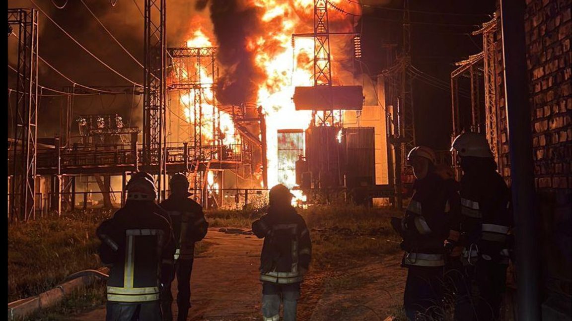 Charkivs värmekraftverk nr 5 brinner efter rysk beskjutning den 11 september 2022 varefter strömvabrott och avbrott i kranvattentillförsörjningen följde. Foto: npu.gov.ua / Wikiemdia commons