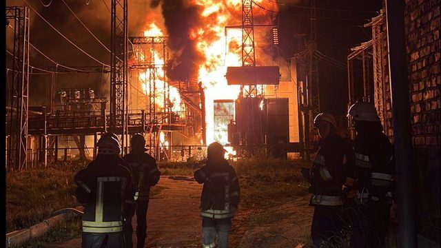 Charkivs värmekraftverk nr 5 brinner efter rysk beskjutning den 11 september 2022 varefter strömvabrott och avbrott i kranvattentillförsörjningen följde. Foto: npu.gov.ua / Wikiemdia commons