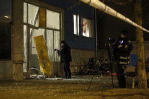Porten till flerfamiljshuset i centrala Uppsala förstördes i den kraftiga explosionen. Caisa Rasmussen/TT