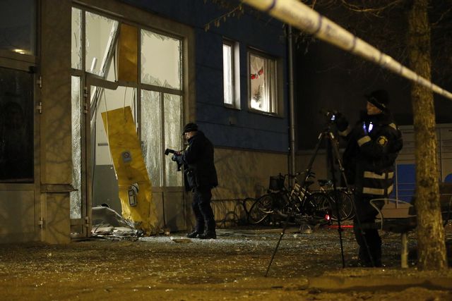 Porten till flerfamiljshuset i centrala Uppsala förstördes i den kraftiga explosionen. Caisa Rasmussen/TT