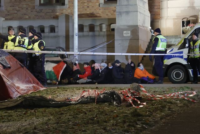 Polisen är på fredagsmorgonen på plats för att tömma tältlägret med studenter utanför Göteborgs universitet vid Vasaplatsen i Göteborg. Foto: Adam Ihse/TT