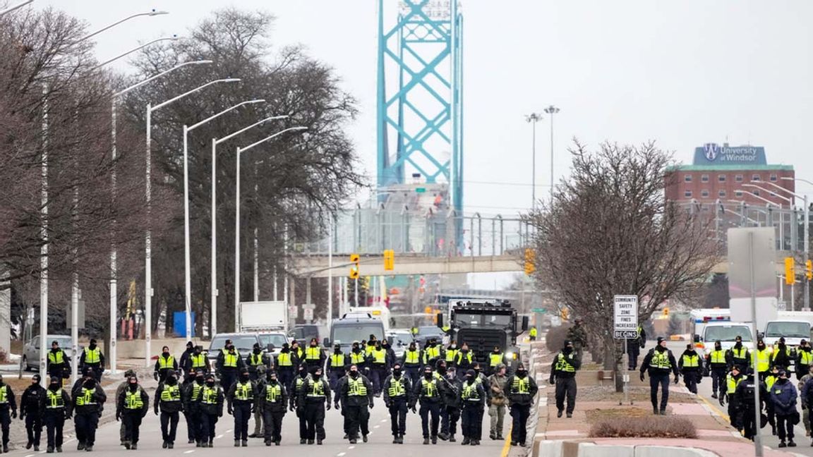 Ambassador Bridge har öppnat för trafik igen efter att ha varit blockerad av demonstranter. Foto: Nathan Denette/AP/TT