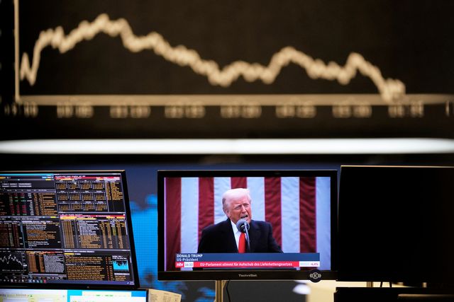 Världens börser backar efter Donald Trumps tullbesked. Foto: Michael Probst/AP/TT